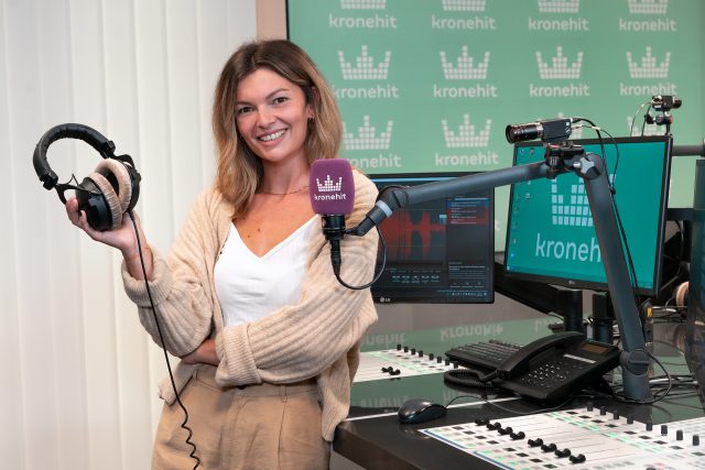 Moderátorka Jasmin Eder ve studiu rozhlasové stanice Kronehit | foto: Kronehit