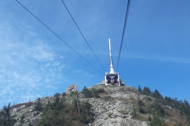 Horní stanoviště lanovky na vrcholu Ještědu. | foto: Eva Malá