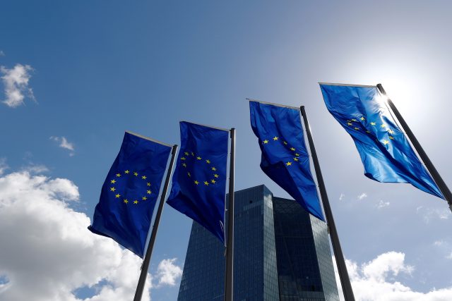 Vlajky Evropské unie | foto: Kai Pfaffenbach,  Reuters