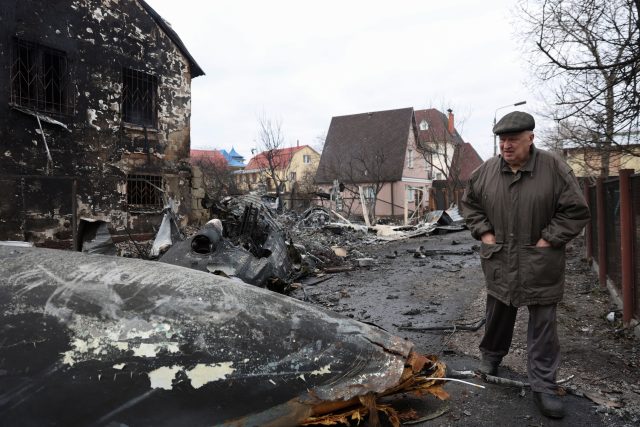 Zničená obydlená oblast v Kyjevě | foto: Umit Bektas,  Reuters