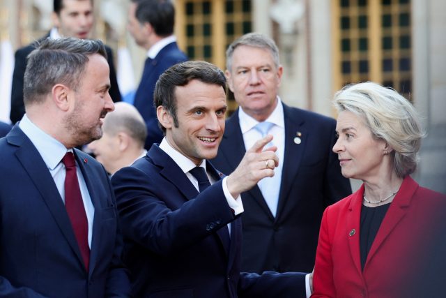 Francouzský prezident Emmanuel Macron a předseda Evropské komise Ursula von der Leyenová | foto: Sarah Meyssonnier,  Reuters