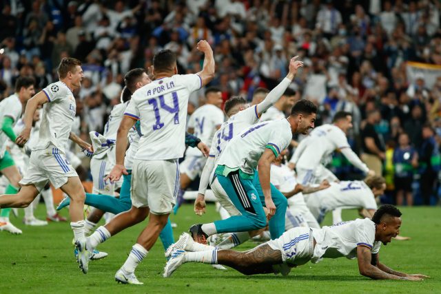 Hráči Realu Madrid slaví s fanoušky postup do finále Ligy mistrů | foto: Irina R Hipolito,  Reuters