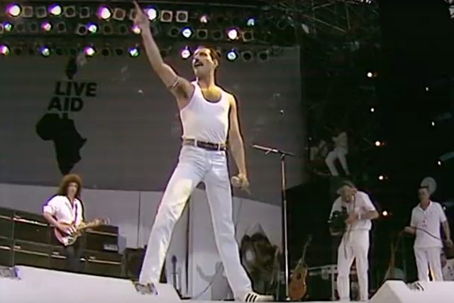 Kapela Queen na koncertu Live Aid v roce 1985 v čele se zpěvákem Freddiem Mercurym. | foto: Profimedia