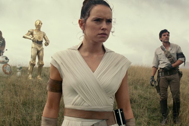 Daisy Ridleyová,  Oscar Isaac a John Boyega ve snímku Star Wars: Vzestup Skywalkera | foto: Falcon