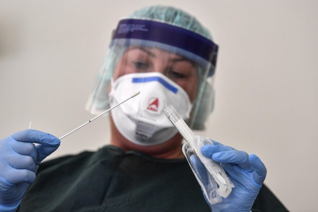 Testování na koronavirus  (ilustrační foto) | foto: Martin Meissner,  ČTK/AP