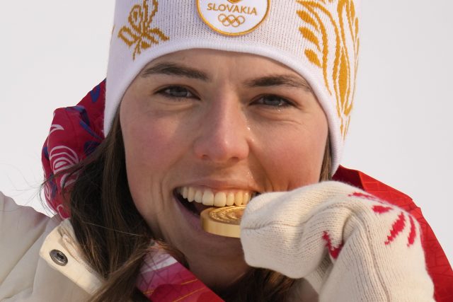 Slovenská šampionka Petra Vlhová se zlatou olympijskou medailí | foto: Luca Bruno,  AP,  Reuters