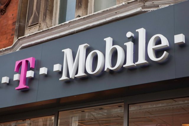 Logo telekomunikační firmy T-Mobile | foto: Andrew Aitchison / Alamy,  Profimedia