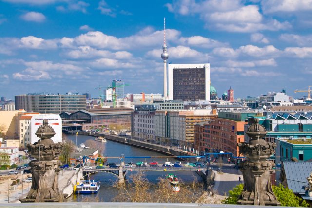 Pohled na část Berlína s vysílačem Alexanderplatz | foto: Profimedia