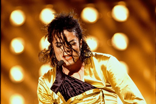 Král popu Michael Jackson během koncertu v Londýně v roce 1992 | foto: Profimedia