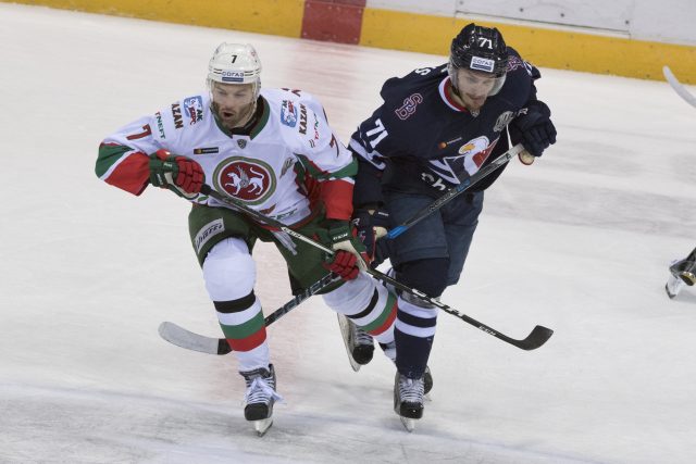 Stěpan Zacharčuk  (Kazaň) a Juraj Mikúš  (Slovan Bratislava) v zápase KHL | foto: Profimedia