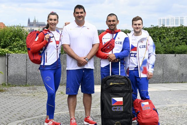 Zleva lukostřelkyně Marie Horáčková,  střelec Jiří Lipták,  lukostřelec Adam Li a střelec Jiří Přívratský převzali volnočasovou olympijskou kolekci pro letní olympijské hry v Paříži. Od té určené pro slavnostní nástup se poměrně liší | foto: Kateřina Šulová,  Profimedia