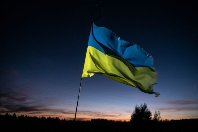 Ukrajinská vlajka nad hřbitovem v Buči | foto: René Volfík,  iROZHLAS.cz