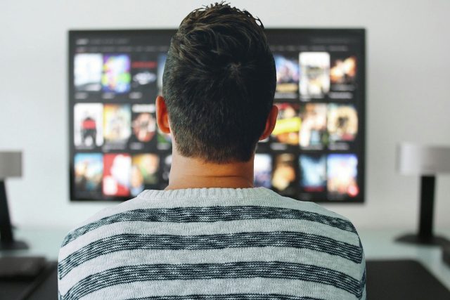 Televizory připojené k internetu už jsou dnes standardní výbavou řady domácností | foto: Pixabay,  CC0 1.0